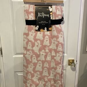 BNWT HAPPY HALLOWEEN Viral Pink Ghost Super Soft Blanket